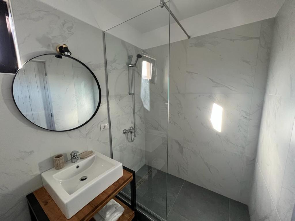 Vily Luxury Rooms Focşani Buitenkant foto