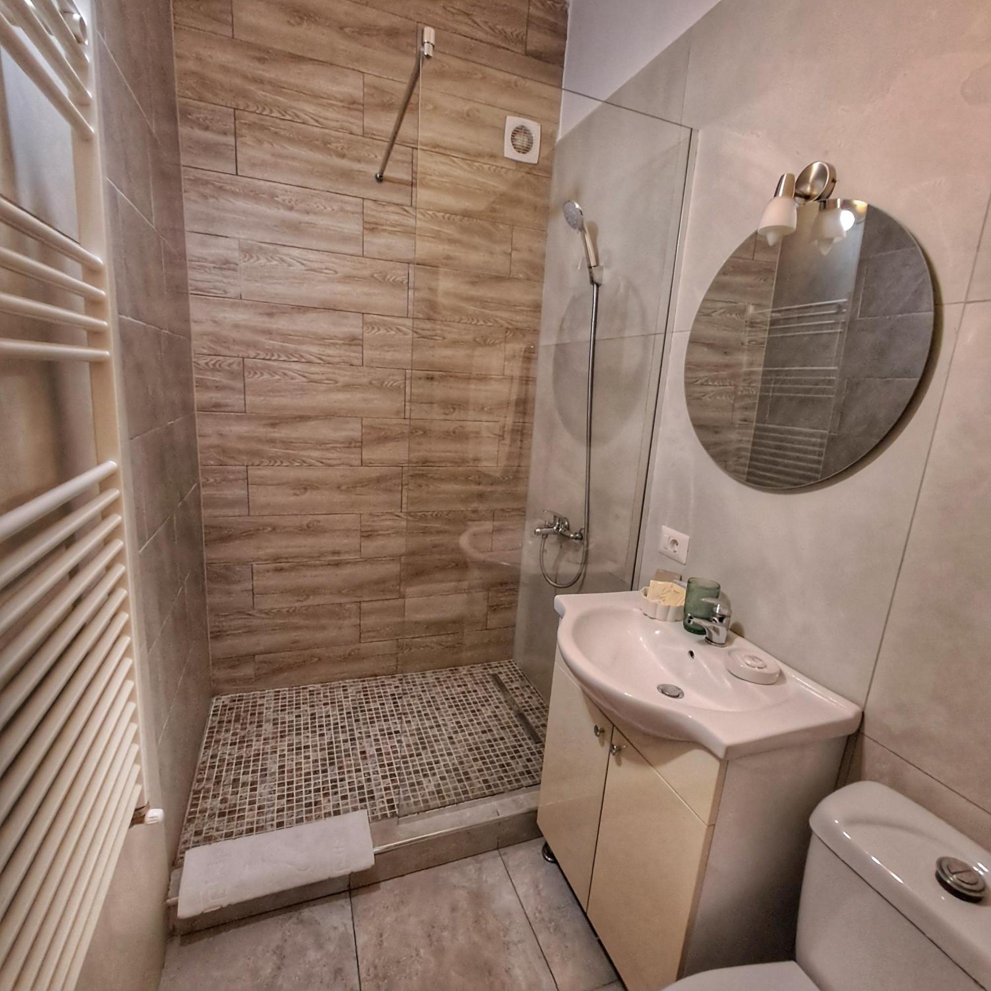 Vily Luxury Rooms Focşani Buitenkant foto