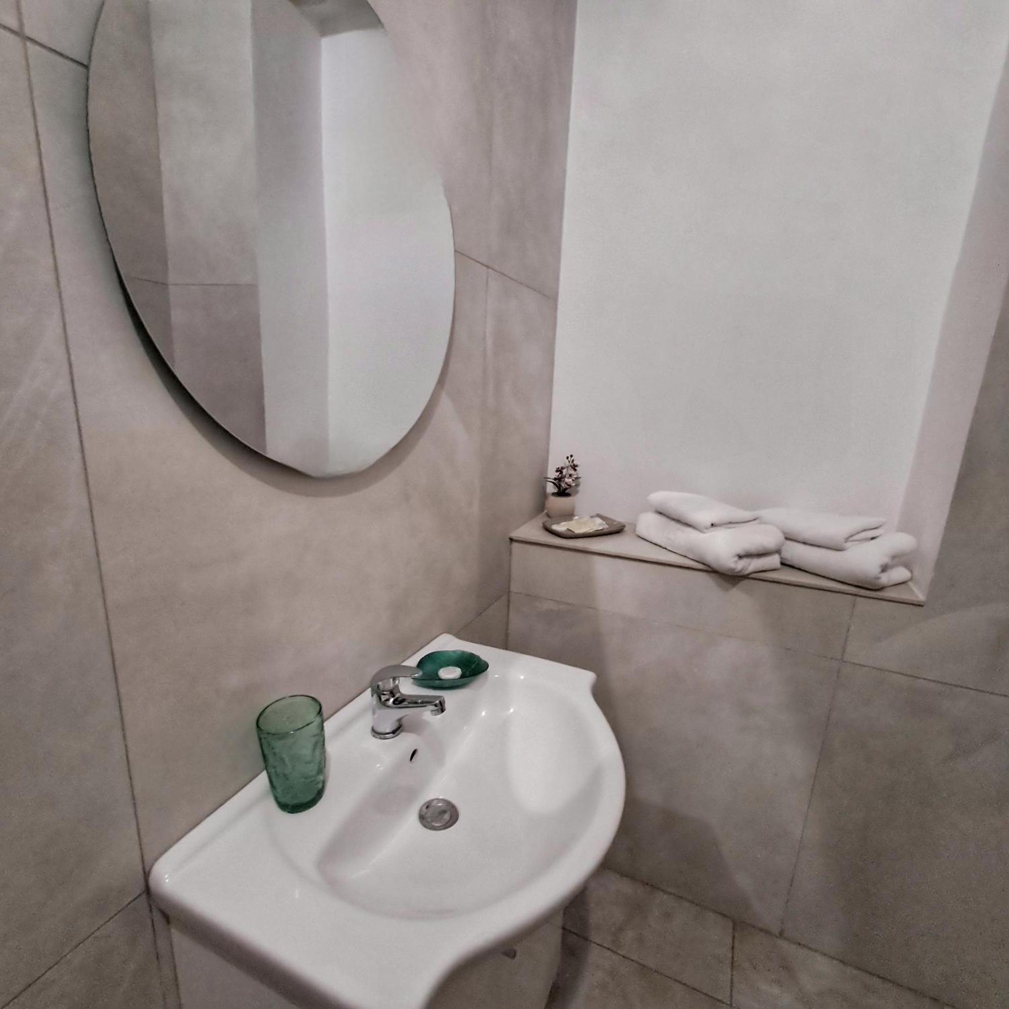 Vily Luxury Rooms Focşani Buitenkant foto